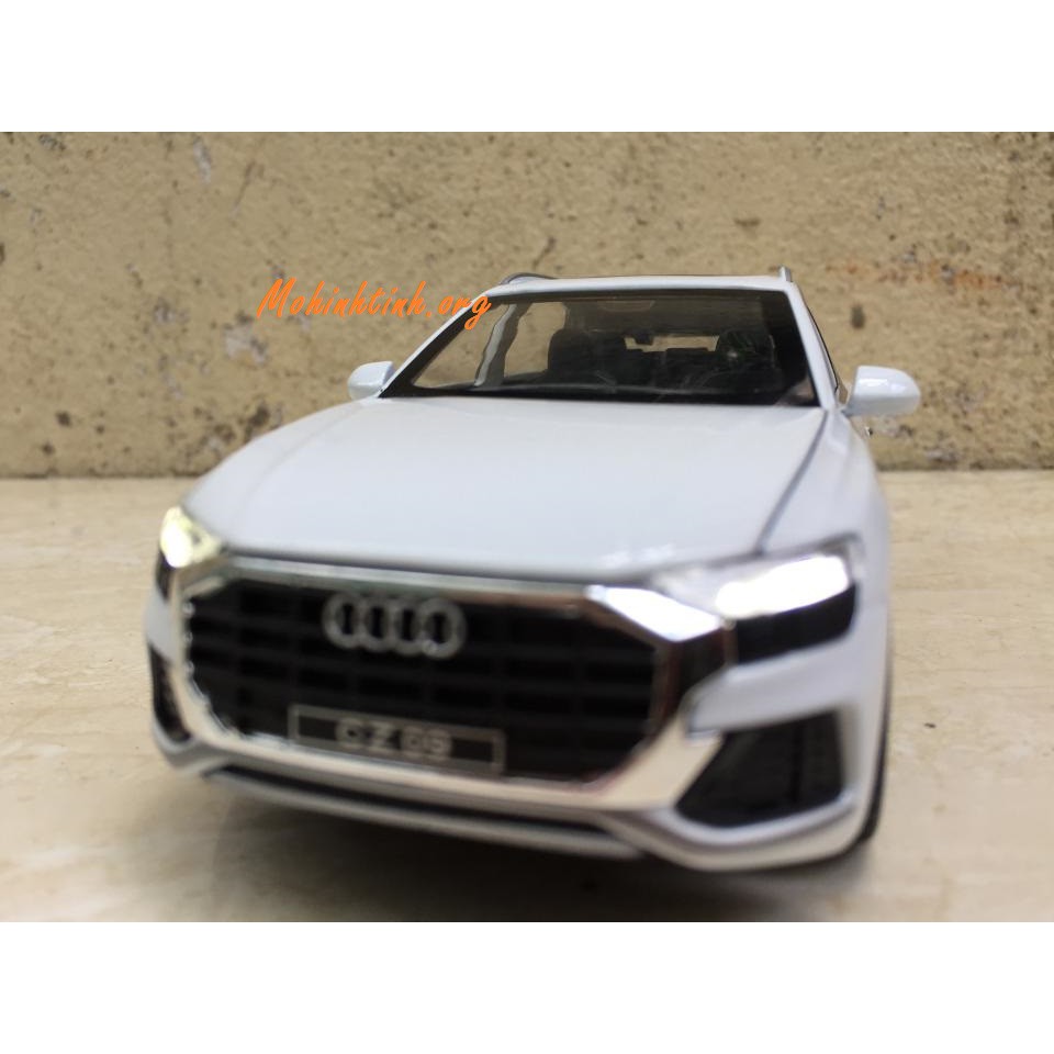 Mô hình xe ô tô AUDI Q8 1:32