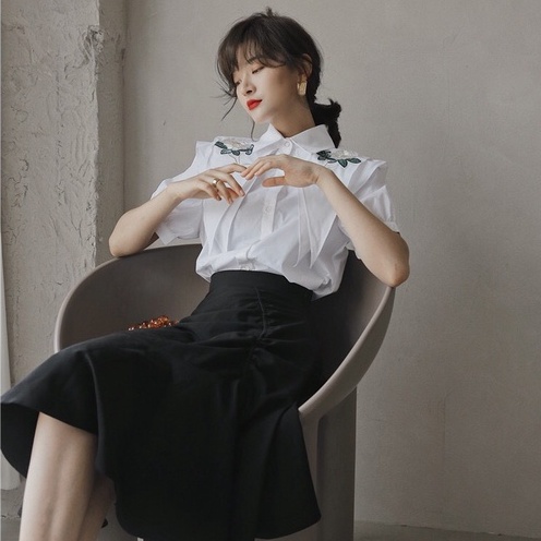 MUSHROOM LEE - Áo Sơ Mi Tay Ngắn Thêu Đôi Hoa Hồng Trắng