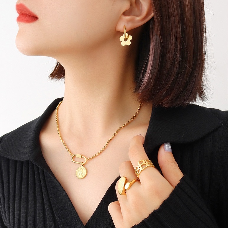 Khuyên tai tròn chất liệu titan mặt hoa 5 cánh không đen gỉ (1 đôi)