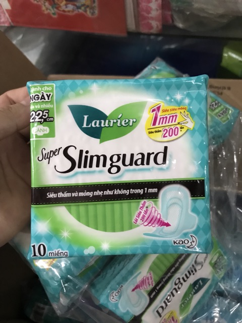 Băng vệ sinh Laurier Super Slimguard ban ngày 10 miếng siêu mỏng cánh(22,5cm)