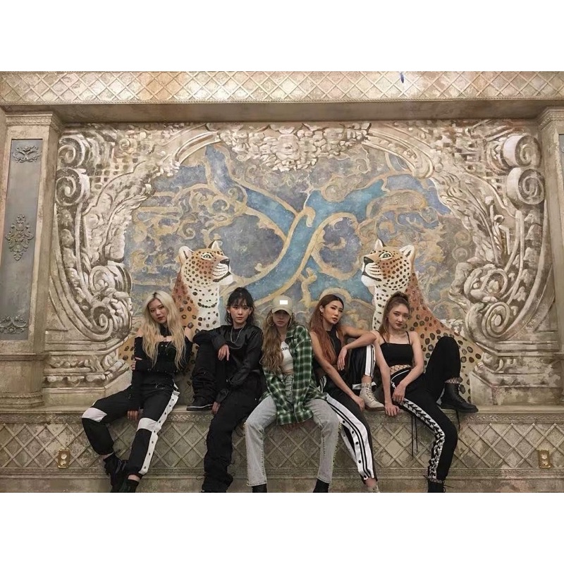 Áo sơmi kẻ caro màu xanh lá thisisneverthat giống Lisa Blackpink