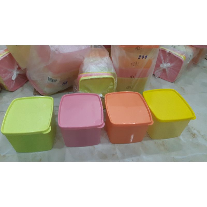 Hộp Trữ Mát Trái Cây Rau Củ Tupperware Bộ 4 Vuông 800ml Trộn Nhiều Màu Ngẫu Nhiên TU32