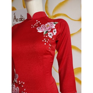 Áo dài đỏ thêu hoa cúc