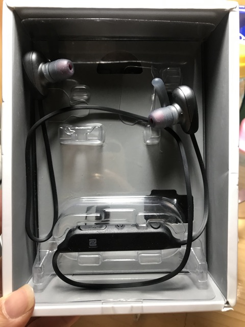 Tai nghe Sony WF-SP600N/BME black & white like new 99%