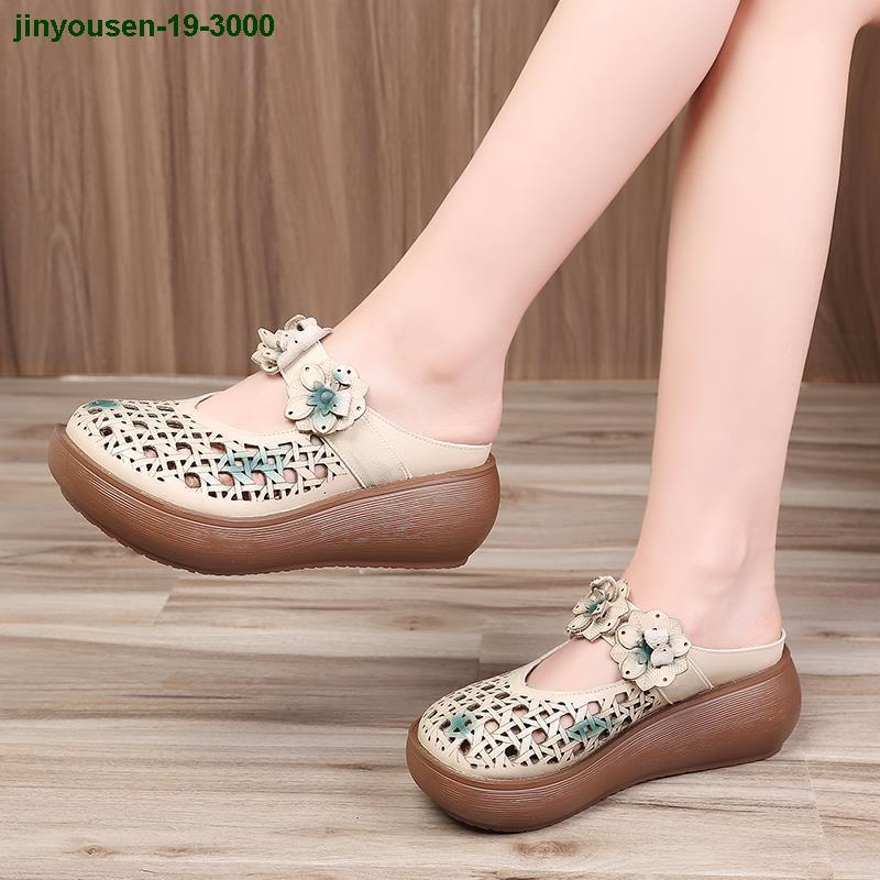 Dép Sandal Bằng Da Đế Dày Mềm Mại Họa Tiết Hoa Rỗng Thời Trang Mùa Hè Cho Nữ 2021