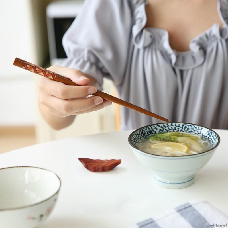 Đôi đũa bằng gỗ phong cách Nhật Bản sáng tạo dành cho trang trí nhà hàng
