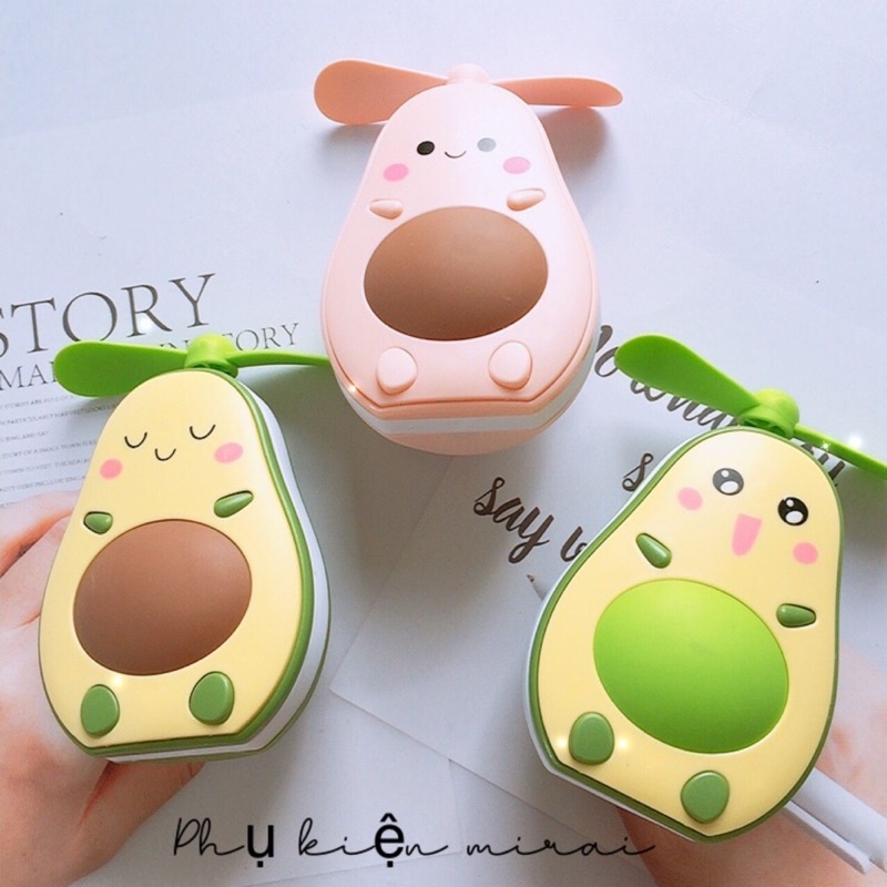 Quạt mini cầm tay có kèm đèn hình quả bơ màu xanh, màu hồng dễ thương. Phụ kiện Mirai
