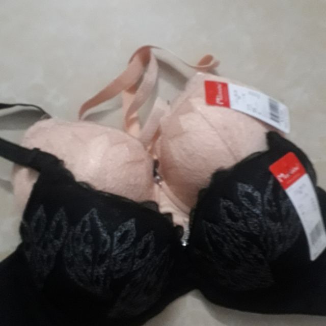 Com bo 2 áo lót ren có gọng.