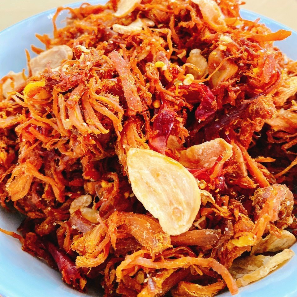 Một lon khô gà tỏi ớt lá chanh/ kho mực hấp dừa xé sợi hàng xưởng cty Việt Nam loại 1 hàng ngon lon lớn 300gam