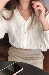 Áo Cổ V tay phồng Hàn Quốc