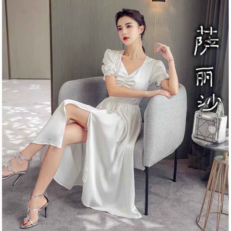 Đầm trắng nhíu ngực xẻ tà phi satin