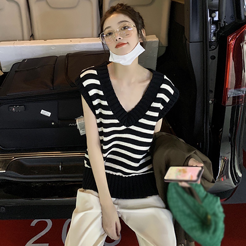 Áo len không tay cổ chữ v form rộng họa tiết kẻ sọc | BigBuy360 - bigbuy360.vn