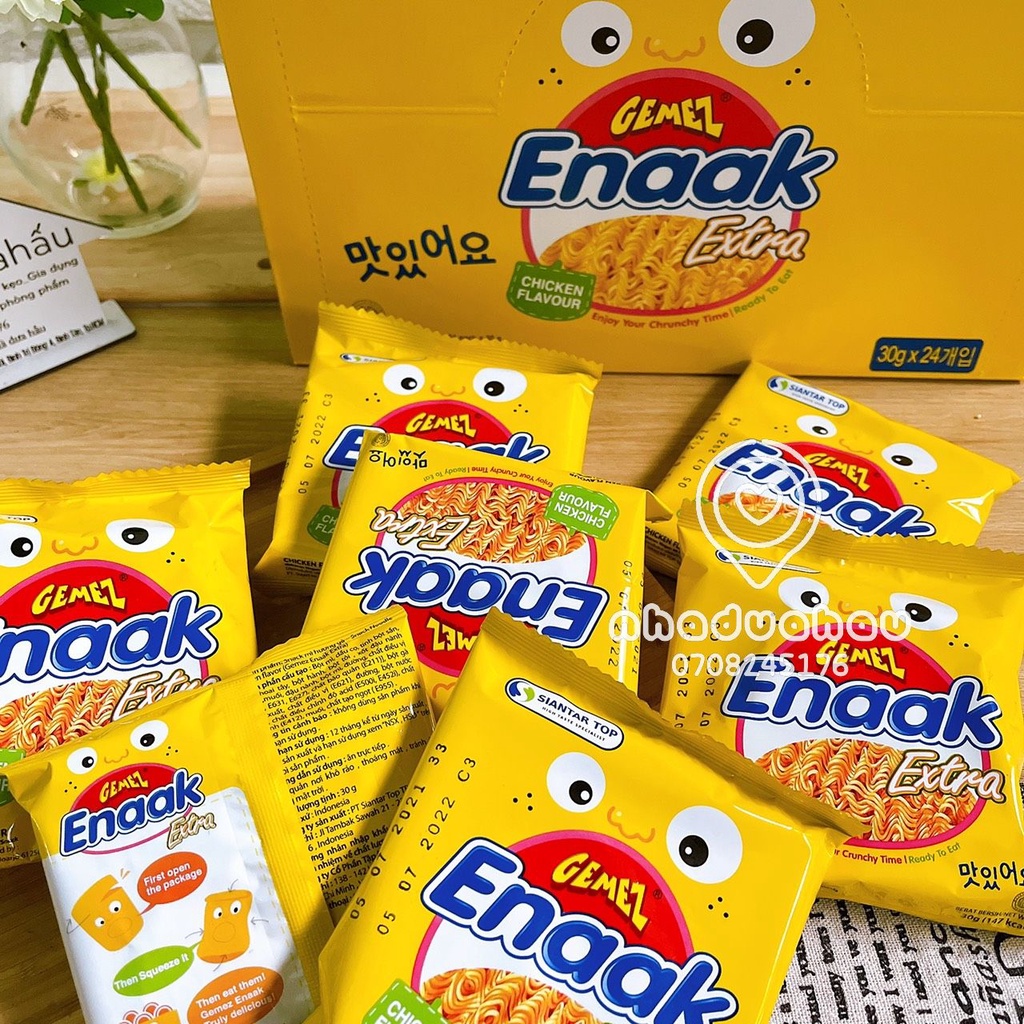 Một hộp gồm 24 gói snack mì ăn liền trẻ em Enaak vàng hàng Indonesia gói 30gam x24