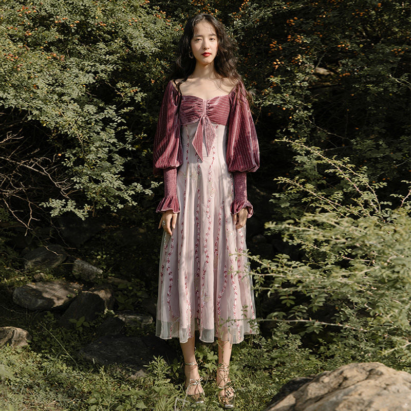 BUTTERFLY Đầm Nhung Tím Thêu Họa Tiết Bướm Thời Trang Nữ Tính