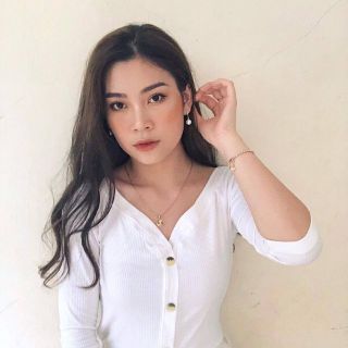 Áo tăm trễ vai đính cúc
