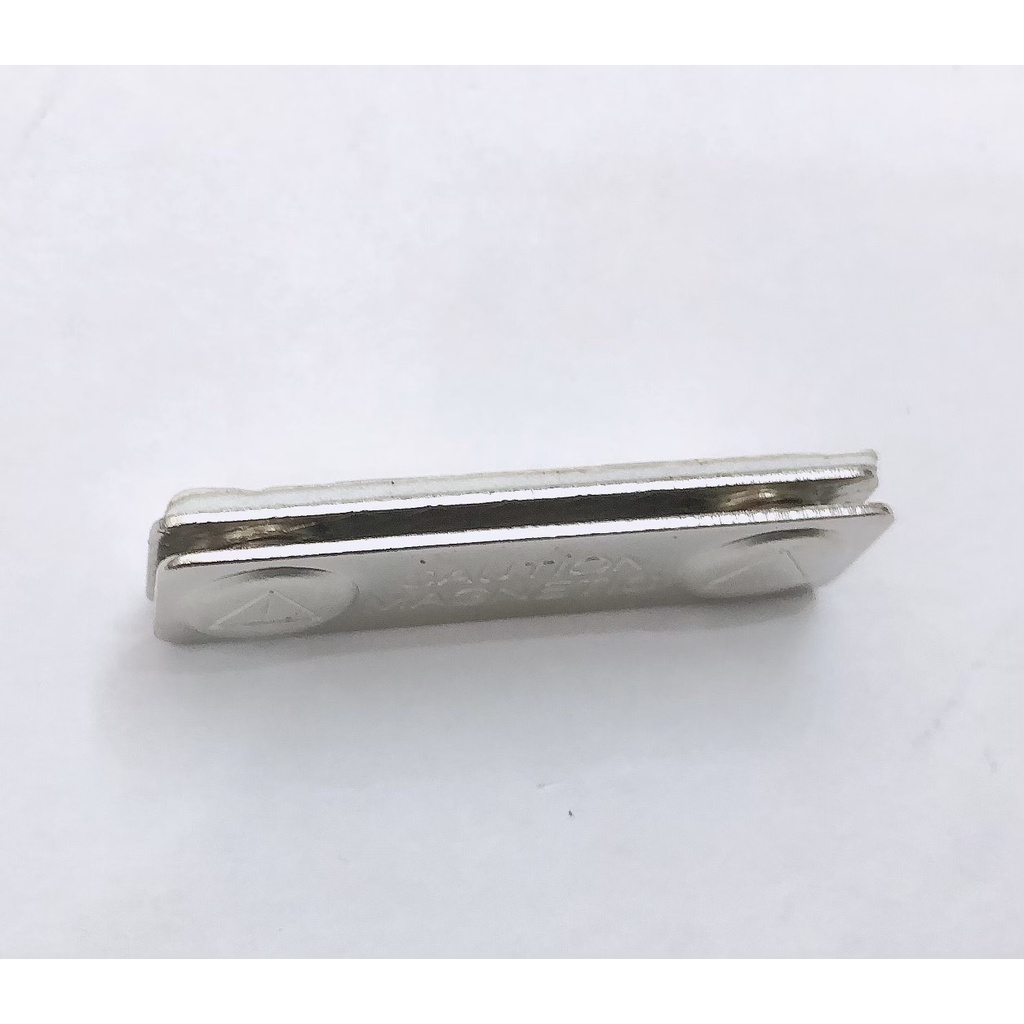 Nam châm làm huy hiệu hay thẻ tên GAOMS, bảng tên cài áo 2 nút dài