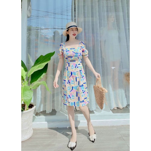Đầm Hoa Cổ Vuông Dáng Xòe Phối Nút Thắt Lưng Hai Màu