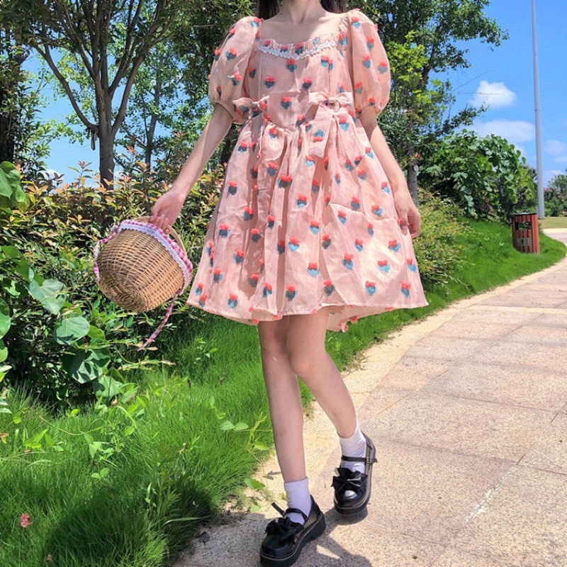 Váy babydoll hoa nhí thêu chỉ cổ tim