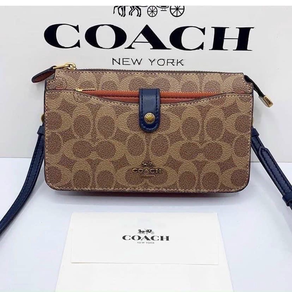 Túi đeo chéo Coach Thiết kế cổ điển mang chuẩn phong cách hãng nhưng vẫn sang, kèm ví mỏng tiện lợi