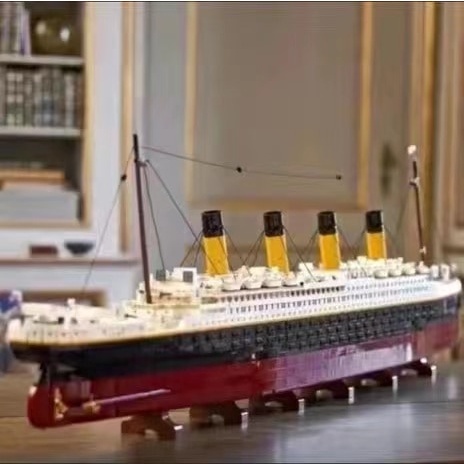 Đồ chơi Lắp ráp Mô hình 9090Pcs Movie Titanic Large Cruise Boat Ship City 99023 77000 Compatible 10294