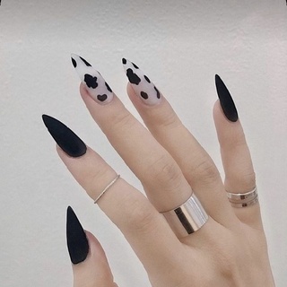 Móng giả màu đen hoạ tiết bò sữa đơn giản thanh lịch