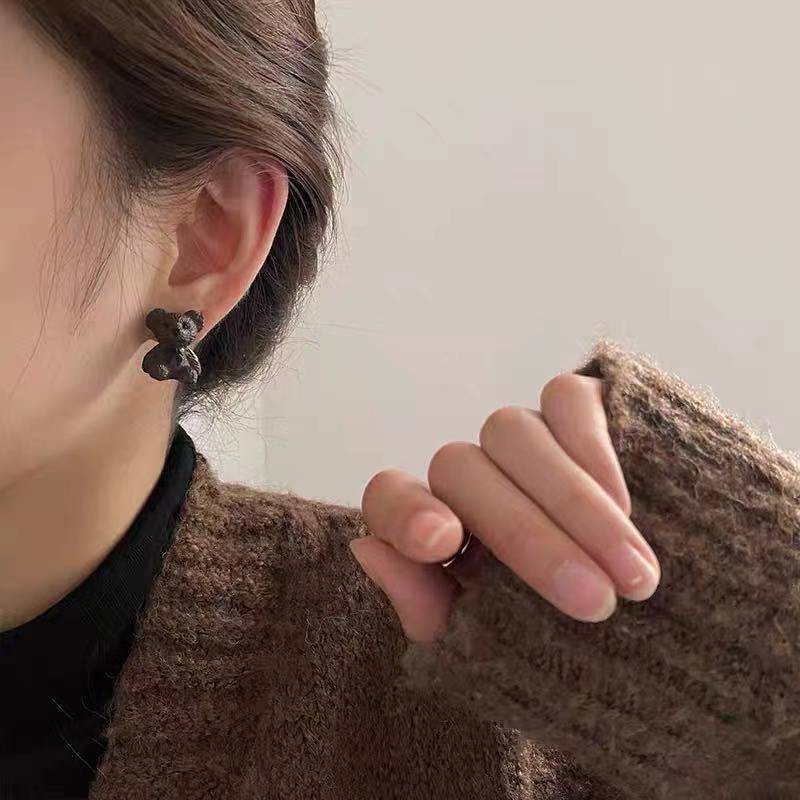 Bông tai hình gấu nữ sinh trẻ trung 2021