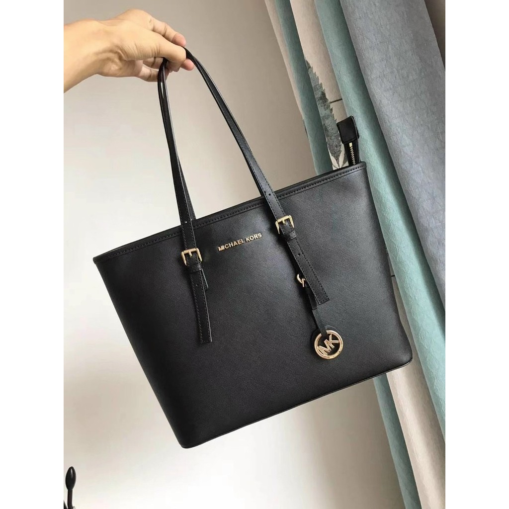 Túi xách thời trang nữ Michael Kors.