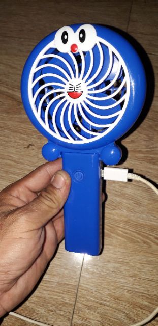 Chiếc quạt mini cầm tay hoặc gấp pin AA hoặc Pin dự phòng bằng nhựa rất đẹp tặng kèm pin AA