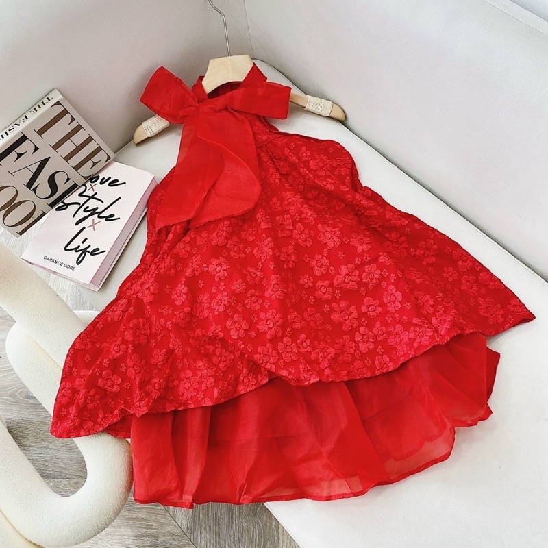 Đầm yếm đỏ chất gấm dập hoa nổi form chuẩn dễ thương tôn dáng | BigBuy360 - bigbuy360.vn