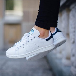 Giày hiệu Adidas Stan Smith, đuôi xanh biển đậm