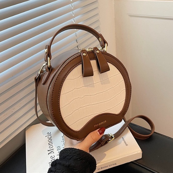 Túi đeo chéo nữ dáng tròn vân rắn nâu hot trend 2023 cực xinh BAG U TOV27