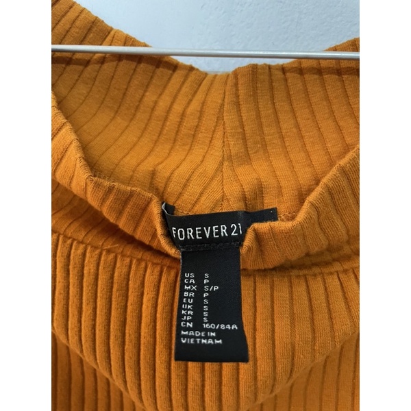 Áo croptop trễ vai forever21