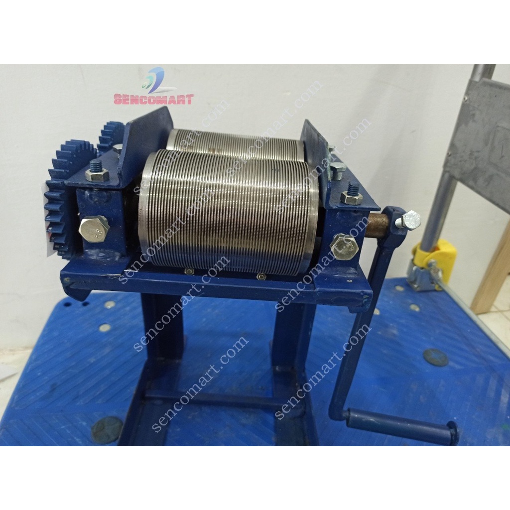 Máy thái bì heo chín quay tay khung sắt