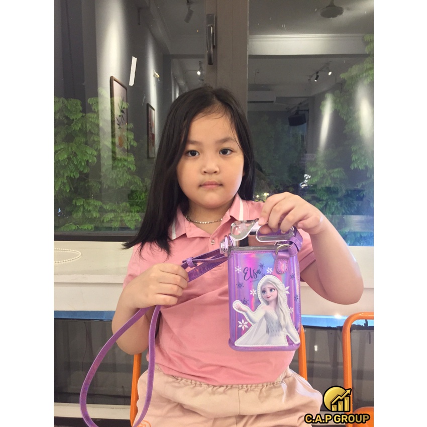 Bình đựng nước uống cho bé gái đi học hình Elsa cute có ống hút dây đeo cho trẻ em - 380ml - 2III1