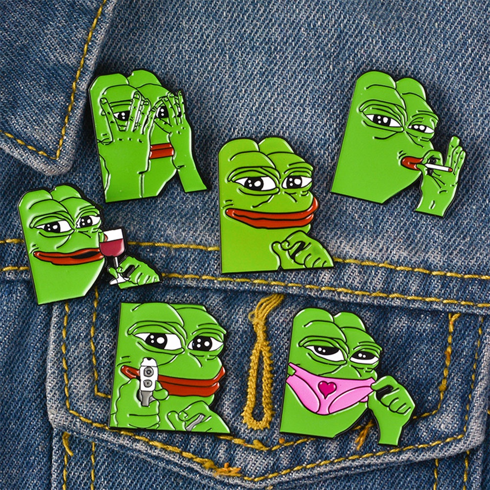 Ghim cài áo kiểu chú ếch dễ thương phối với trang phục denim dễ thương cho nữ