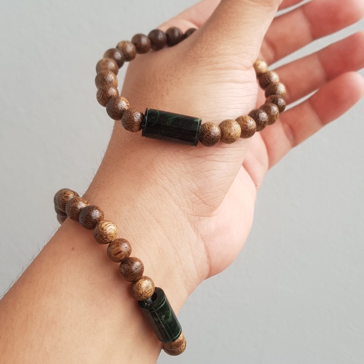 Vòng tay hạt gỗ trầm hương tốc vườn size 8 li mix lu thống sơn thủy màu xanh rêu - Tuệ Lâm