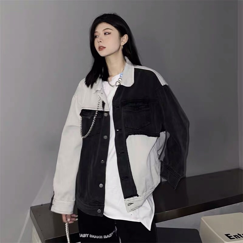 Áo khoác denim phối màu đen trắng đảm bảo ra ngoài không bị đụng hàng