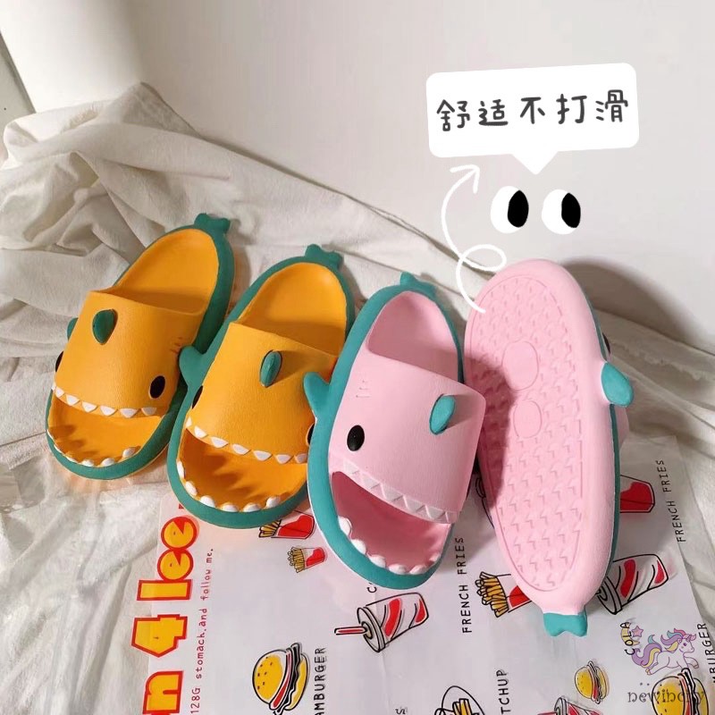 Dép mang trong nhà đế mềm chống trượt/ chống mài mòn hình cá mập dễ thương cho trẻ