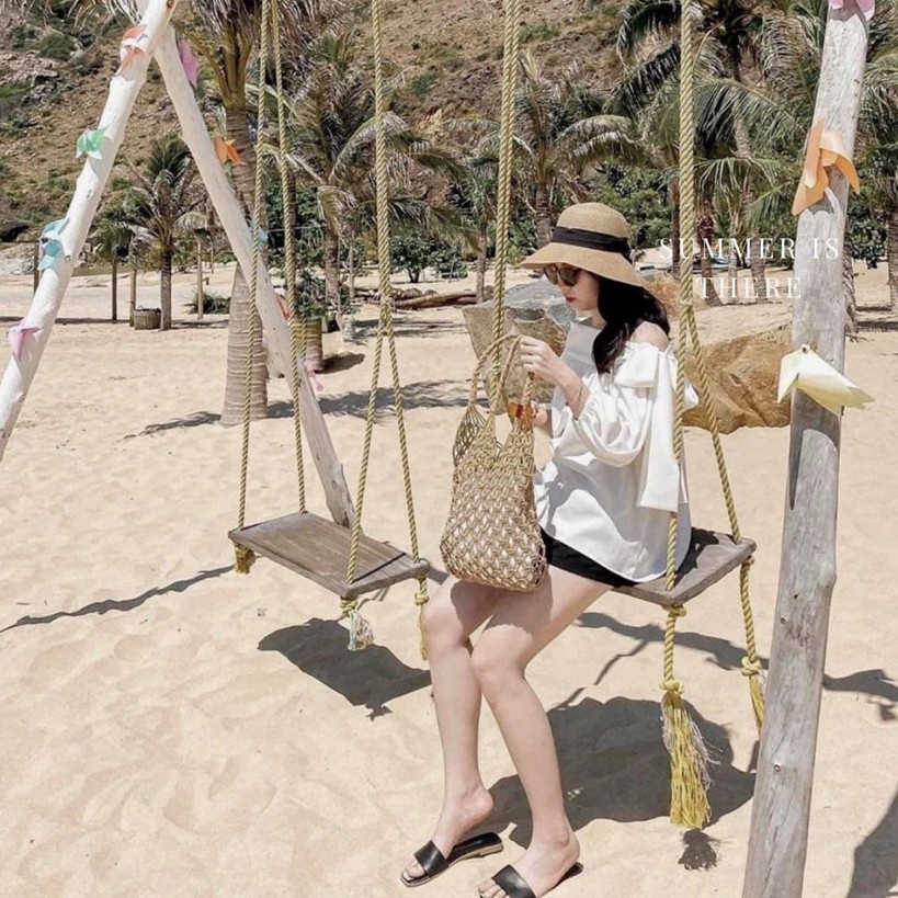 Áo Crop Trễ Vai Cột Nơ Tay