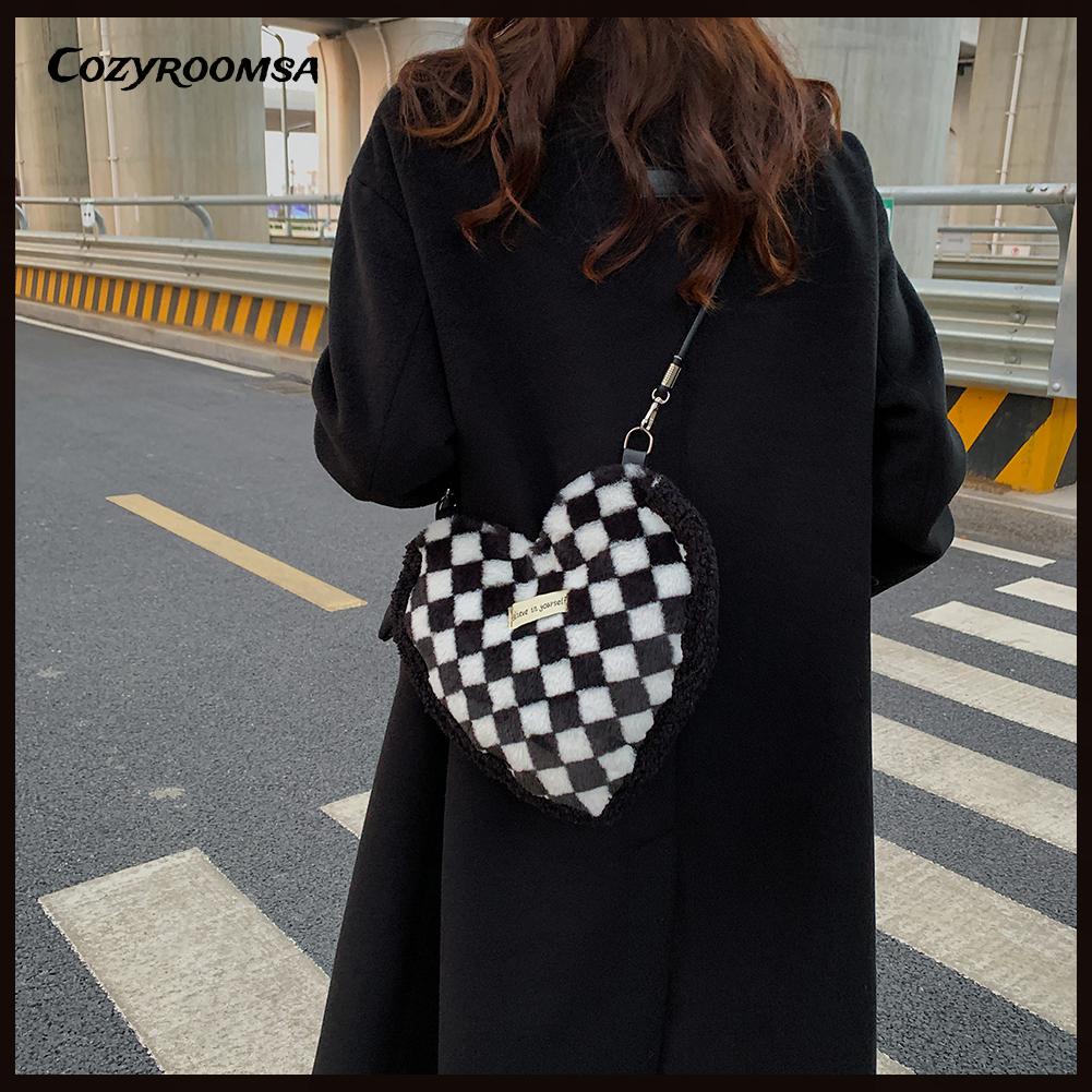 Túi đeo vai lông nhung hình trái tim giữ ấm cho nữ