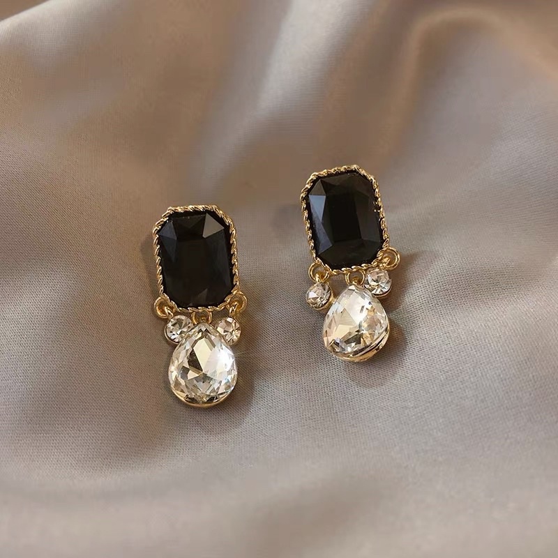 Khuyên tai đính hạt màu đen cổ điển vintage - Maben