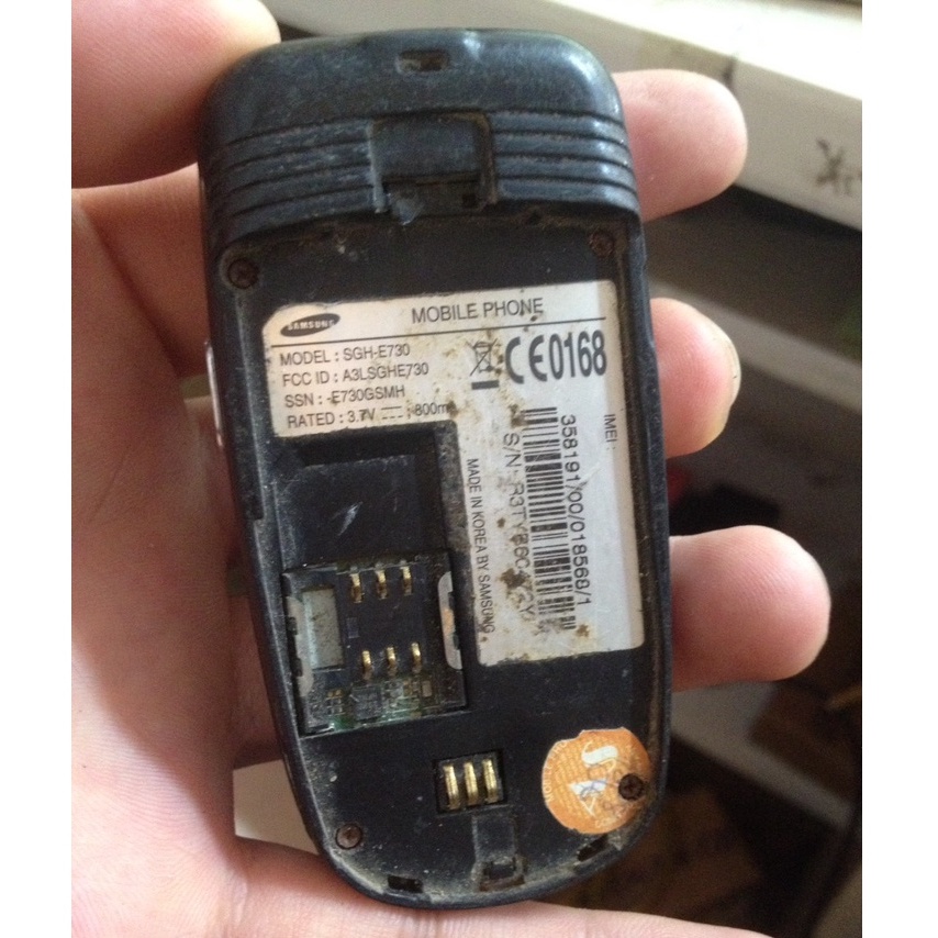 Xác SAMSUNG E730 k pin,main sống lên màn,k test gì thêm,bán xác ae lấy linh kiện,làm gì làm