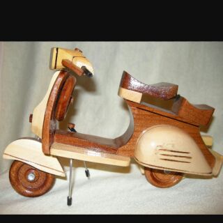 Xe vespa cổ bằng gỗ loại lớn 23cm