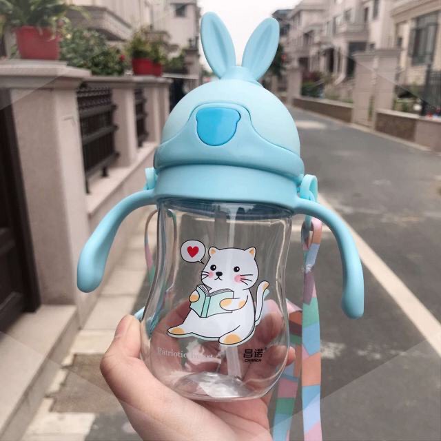 Bình uống nước có tay cầm kèm dây đeo dung tích 250ml hình chú thỏ đáng yêu cho bé mang đi học
