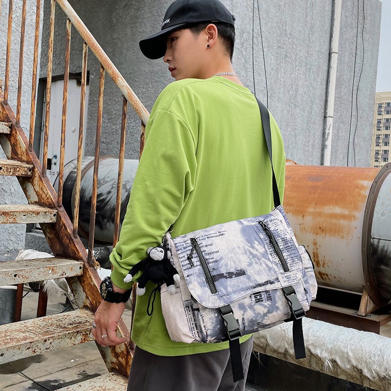 Túi Đeo Chéo Thể Thao In Họa Tiết Graffiti Phong Cách Đường Phố Cổ Điển Thời Trang Mùa Thu Dành Cho Nam Và Nữ