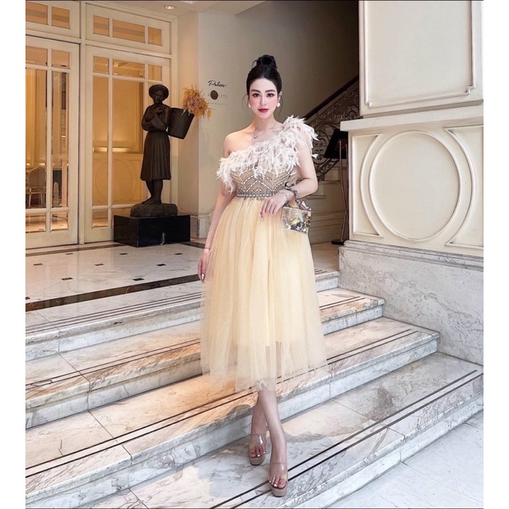 Đầm xoè công chúa chất lưới nhũ lấp lánh lệch vai kết cườm và lông công sang trọng TRIPBLE T DRESS - size M/L - MS346V