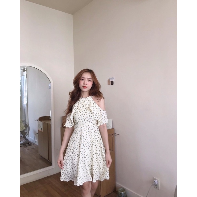 Đầm khoét vai cổ trụ xinh