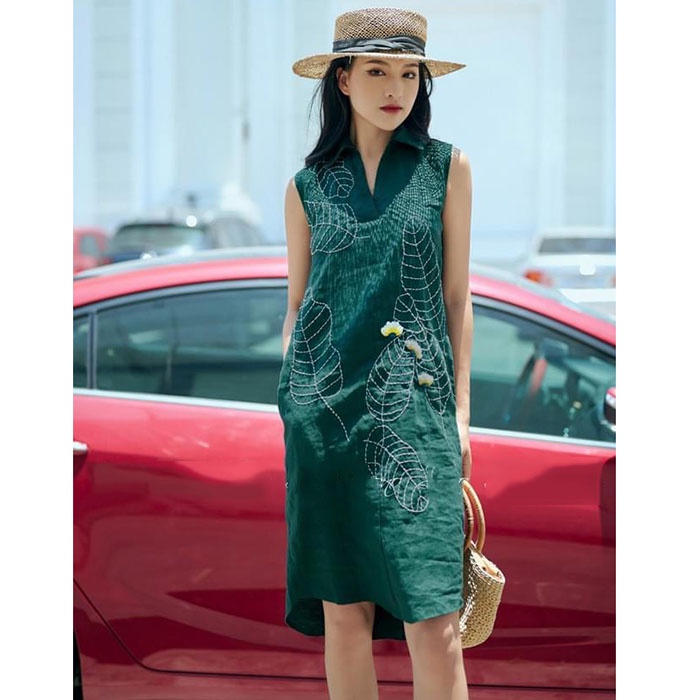 Đầm suông Linen tưng gân sát nách cổ bẻ thêu hoa trẻ trung, có 2 màu lựa chọn