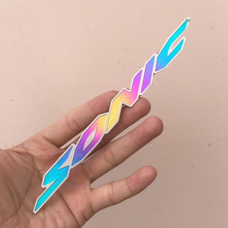 Tem titan chữ nổi Sonic không lo bị phai màu có sẵn keo 3M loại tốt chống bong tróc, làm nổi bật hơn 2 bên lườn xe QU17