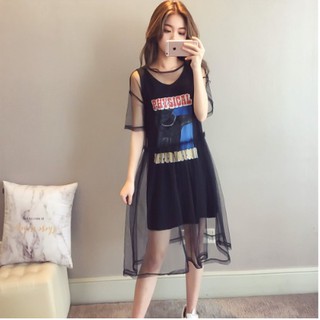 Đầm dạo phố kiểu dáng thun phối lưới,họa tiết chữ,dáng suông,tay lưới ngăn tay cổ tròn,có hai màu cơ bản hồng,đen